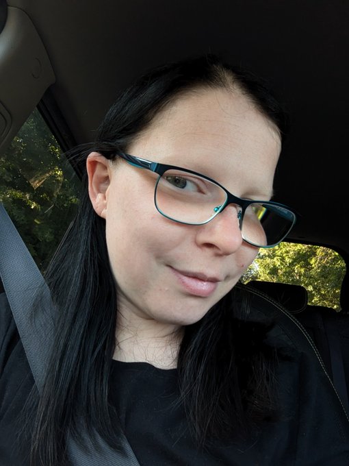 New glasses!! What y'all think? 🤓 https://t.co/TWlXJliaUV