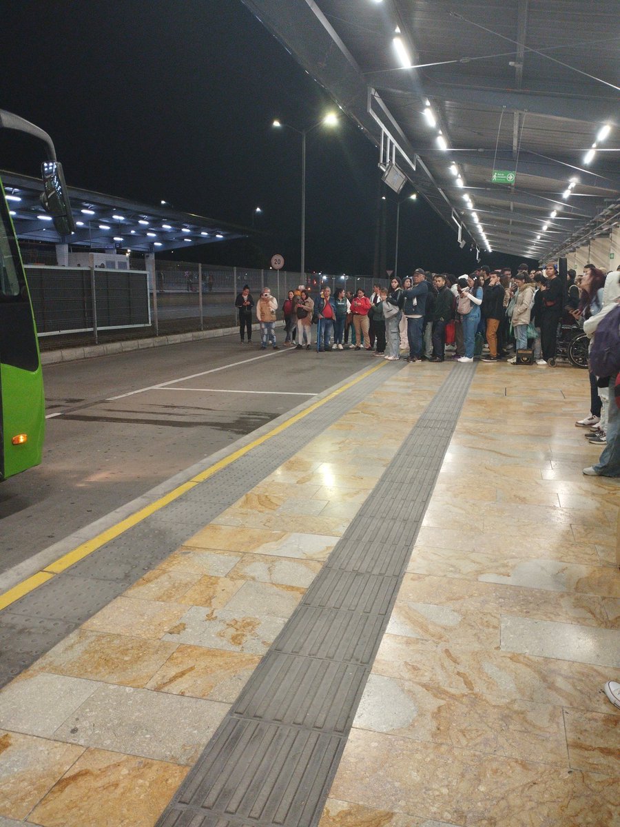 ElAndres2710's tweet photo. @TransMilenio Pero ese reporte es en portal américas. Necesitamos buses para la ruta G 514 en el portal del sur. Más de media hora esperando. https://t.co/8OqJL7ttlY
