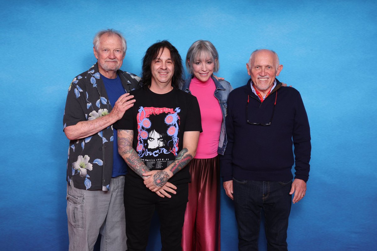 Can you tell how stoked I was for this? They were all so NICE! I absolutely LOVE <a href="/StarTrek/">Star Trek</a> #deepspacenine I’ve wanted the series so many times! 
@ShimermanArmin <a href="/NanaVisitor/">Nana Visitor</a> #andrewrobinson  #quark #kiranyres #ilamgarik #friskettiphoto <a href="/ItsTerrifiCon/">TERRIFICon</a>