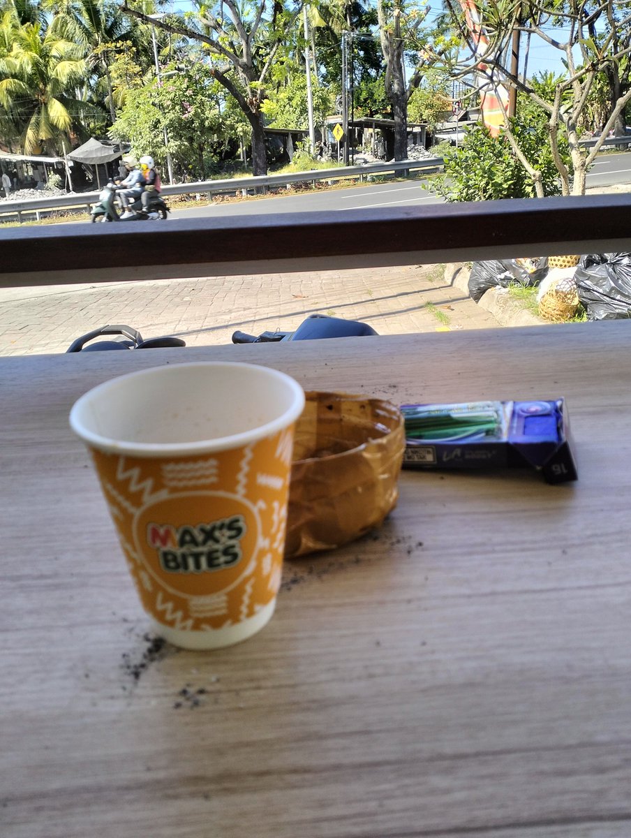 Pasti mare mebuka nenenan dagang kopine