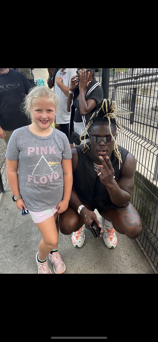 I didn’t want post this until <a href="/cedarpoint/">Cedar Point</a> closed, but I wanted to thank <a href="/David_Njoku80/">Chief David Njoku</a> for taking a moment before he hopped on Millennium Force to take a picture with my Addyson. Moment
She will never forget #Browns @Reflog_18