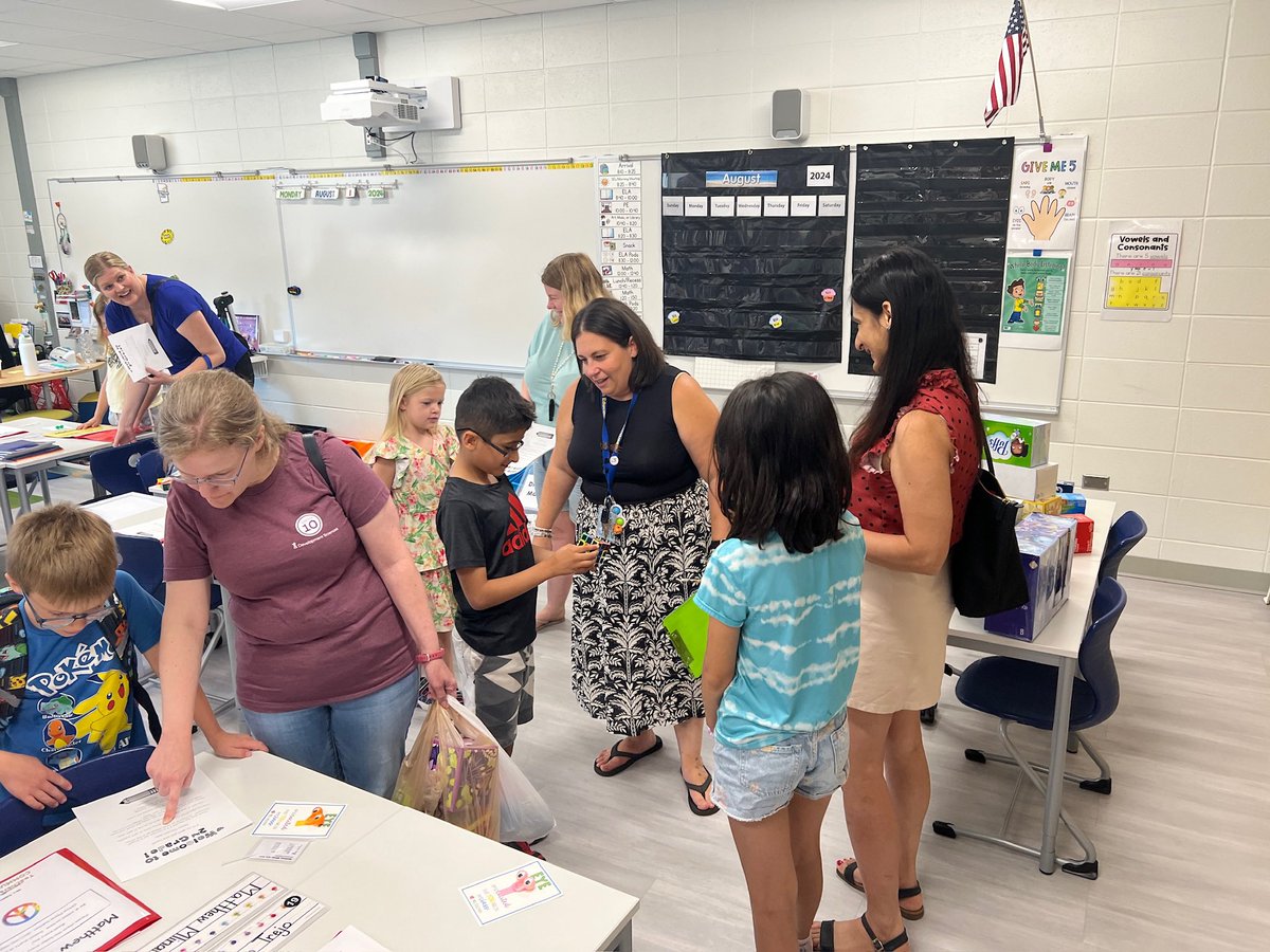 What an amazing Meet the Teacher event! We can’t wait to see our students on Monday! 💙💛 #commitmENt #BetterTogether <a href="/District_73/">Hawthorn District 73</a>