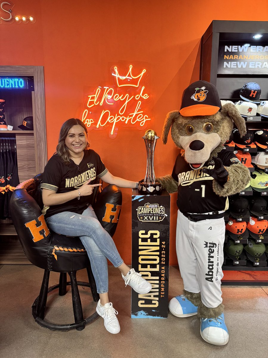 BustamanteCarla's tweet photo. Una foto con el trofeo 🏆 🍊⚾️ siempre es buena idea @ClubNaranjeros 😌🧡 #elshowcontinua https://t.co/ASxhgn9Seb