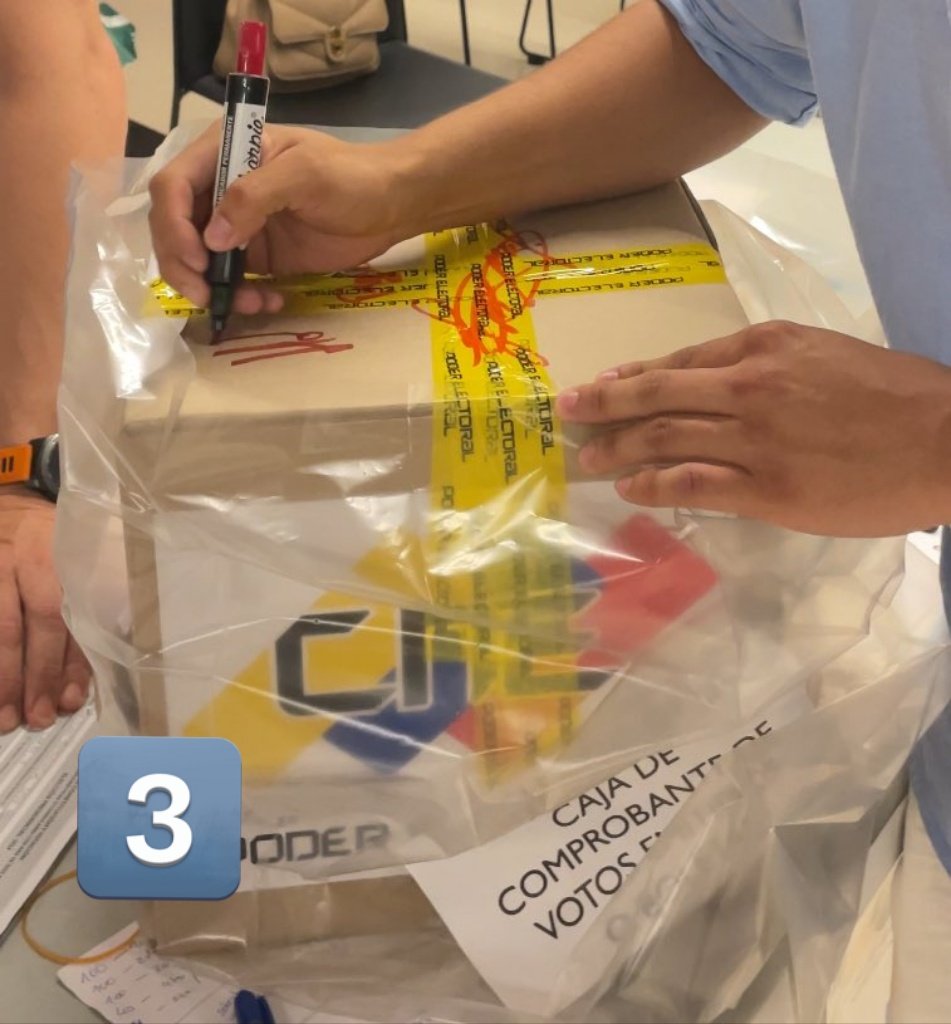 leonline2000's tweet photo. No es que importe mucho las cajas "enviadas" por el CNE al TSJ para buscar avalar el fraude, pero la diferencia está en los detalles:

1️⃣-2️⃣: Todos usando las mismas cajas.
3️⃣: Con precinto de seguridad al finalizar jornada.
4️⃣: Lo que le llegó a Maduro en 15 días por Wish.

🖕🏽 https://t.co/C3JbH0zttq