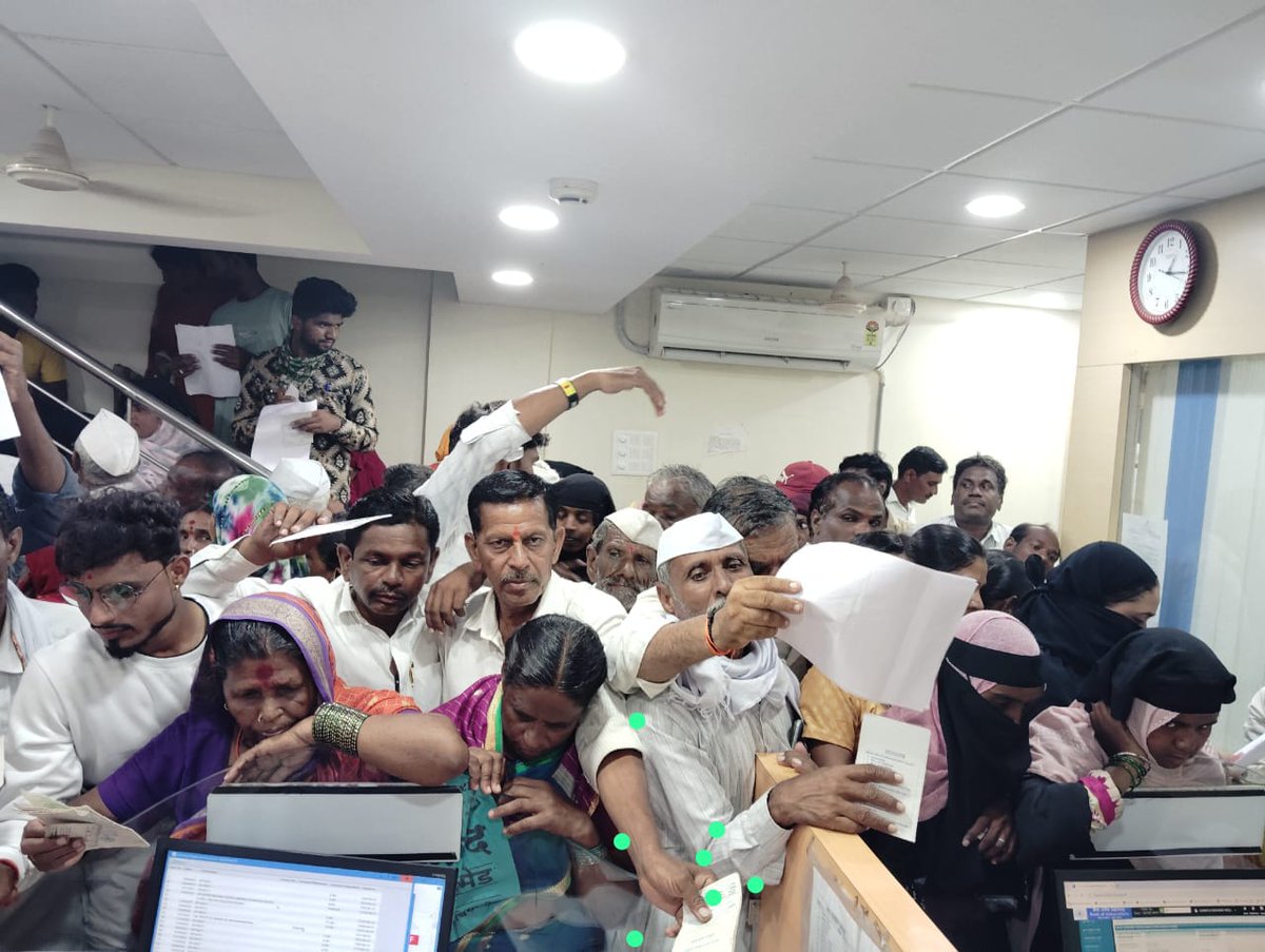 DTuljapurkar's tweet photo. Ladli Bahena Bank Employees are embrassed since  no adequate staff, no  guards  to regulate rush , no planing in implementation of scheme hence Ladali Bahena at the counters , off the counters are greatly disappointed. Thus instead of earning goodwill may result in setback. https://t.co/M7r2DZp1p9