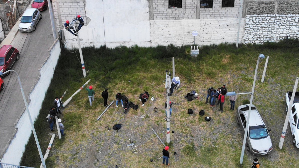 ISTAustro's tweet image. #InformaTEC | Se llevó a cabo una evaluación práctica a los estudiantes de Quinto Ciclo de la carrera de Electricidad. La actividad se desarrolló en el patio de entrenamiento de linieros.

Más información en nuestra página web
bit.ly/3YPgrnU