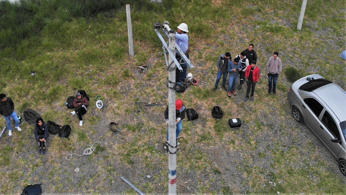 ISTAustro's tweet image. #InformaTEC | Se llevó a cabo una evaluación práctica a los estudiantes de Quinto Ciclo de la carrera de Electricidad. La actividad se desarrolló en el patio de entrenamiento de linieros.

Más información en nuestra página web
bit.ly/3YPgrnU