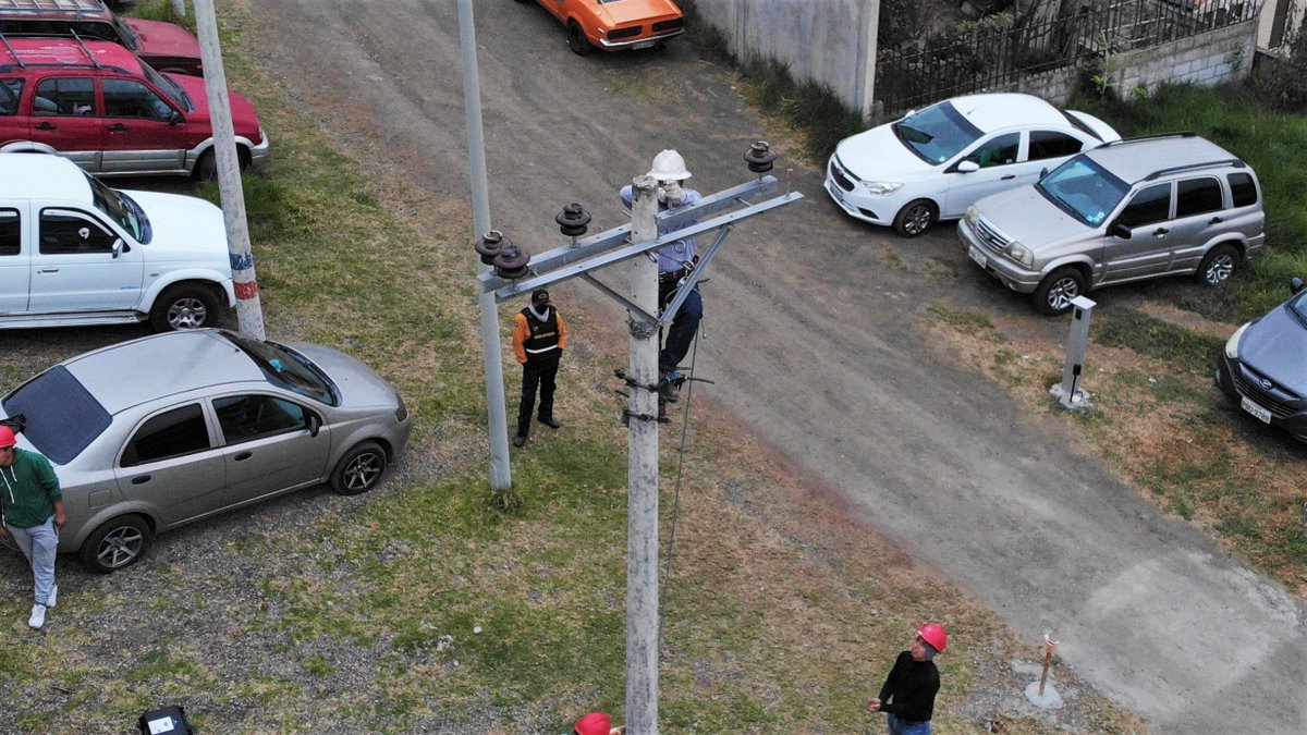 ISTAustro's tweet image. #InformaTEC | Se llevó a cabo una evaluación práctica a los estudiantes de Quinto Ciclo de la carrera de Electricidad. La actividad se desarrolló en el patio de entrenamiento de linieros.

Más información en nuestra página web
bit.ly/3YPgrnU