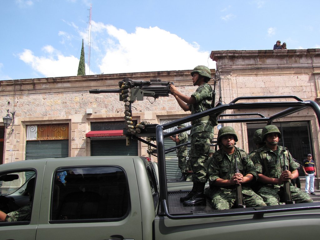DOBERMAN_7's tweet photo. Nueva Arma para la silverado - MK19 https://t.co/VNsWx7Hov0