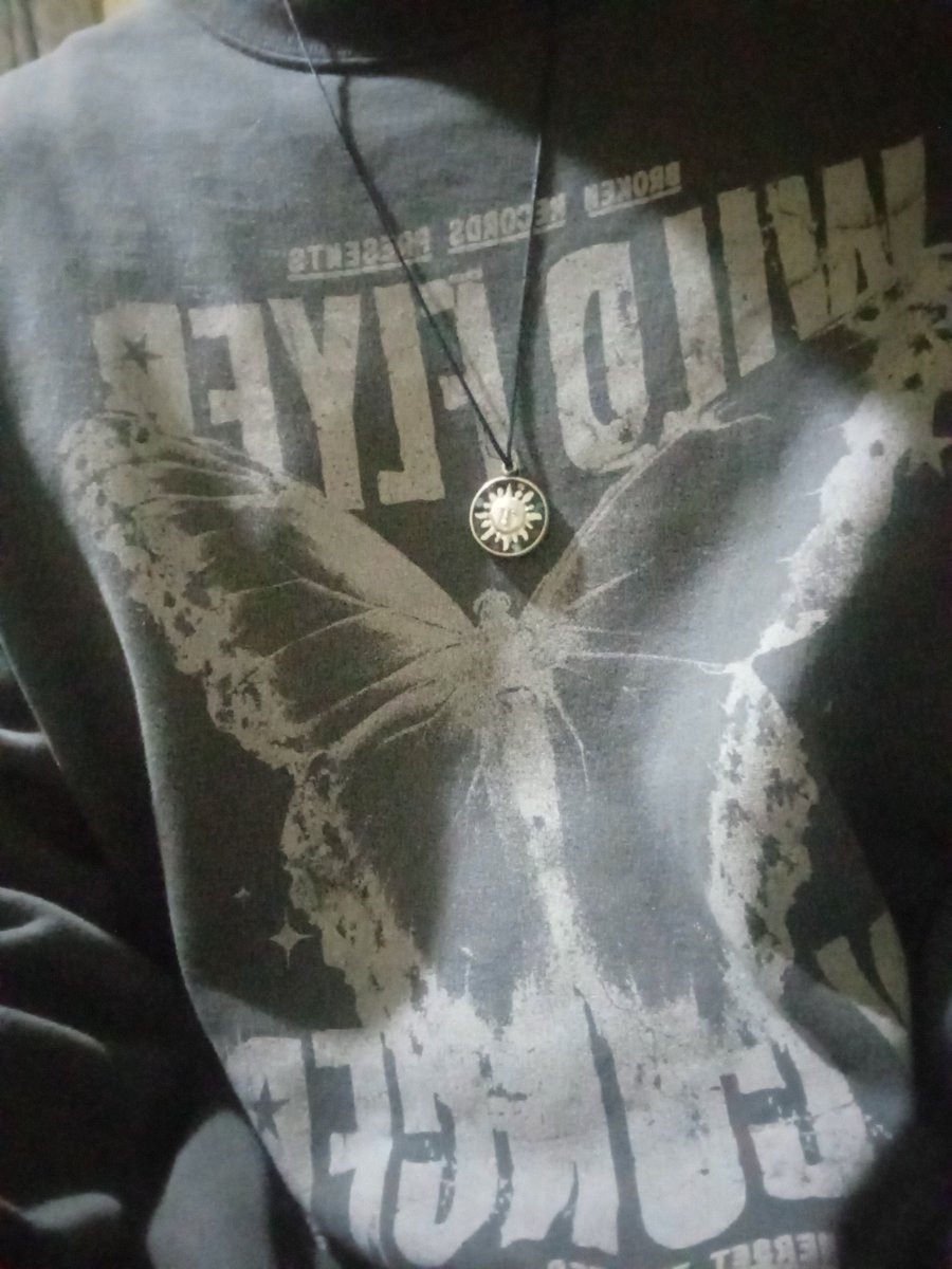 Yo y la sudadera de Sarita y el collar que me regaló Sarita soy feliz jiji (huele a ella)