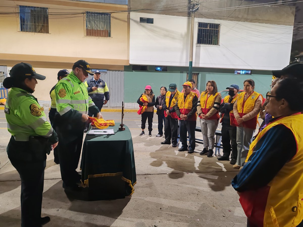 LimaRegion's tweet photo. #CiaSurco Vecinos de #Surco juramentan la nueva conformacion de Juntas Vecinales para fortalecer la #SeguridadCiudadana
#DivpolSur1
#viral
#policiperu https://t.co/I1rgrd5W0u