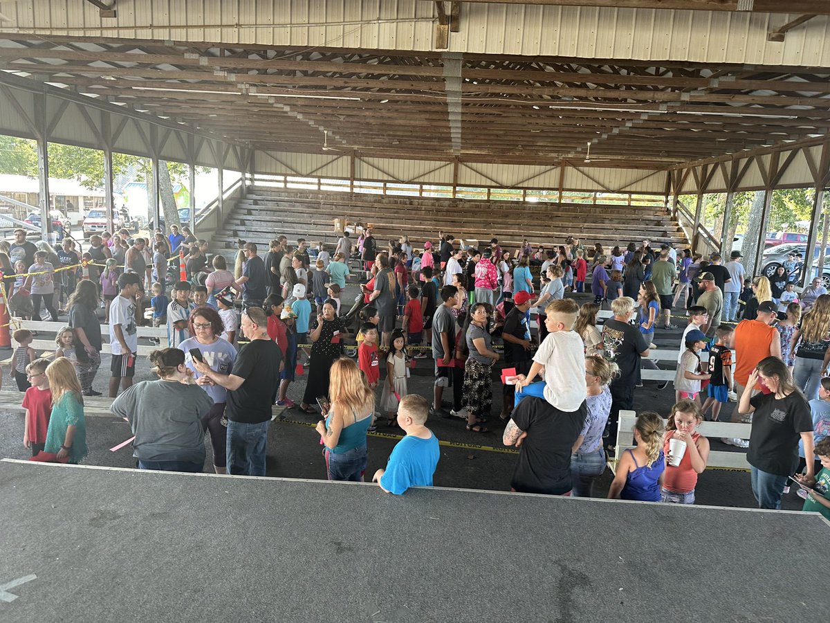 rsessesfrc's tweet photo. Another great Russell County Back to School Bash is in the books. We served 675 Russell County students! We can’t thank our community partners and churches enough for all of the support for our kids in Russell County. You all are the best! Now we are ready for school to start! 😀 https://t.co/YR2s0Ff9he