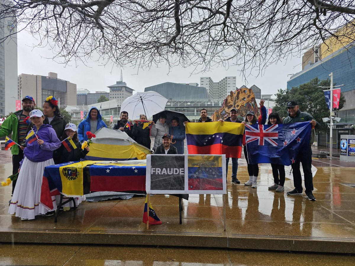 OrlvndoA's tweet photo. #AHORA | Arrancó la gran protesta mundial contra el fraude de Maduro.

Nueva Zelanda, este histórico 17 de agosto. https://t.co/DgjfOdNfeo