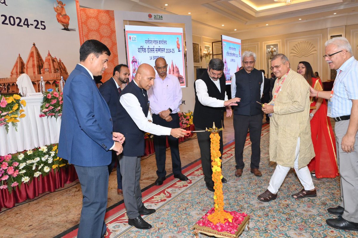 DelhiIocl's tweet photo. The Annual Dealer Convention of Panipat DO focused on transforming retail dynamics &amp; embracing technology. Discussions on outlet modernization &amp; alternate fuels were key points. Launched the e-Samadhan initiative for timely issue resolution. Top performing dealers were honoured. https://t.co/IKh3nfDNaZ