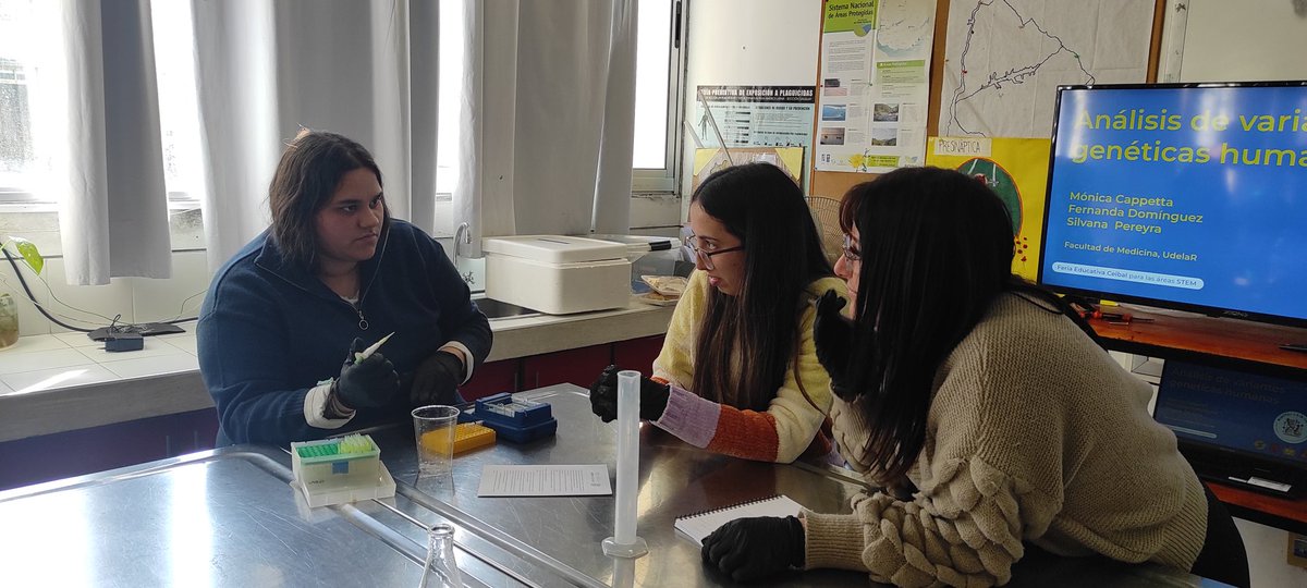 Algunas fotos de lo q fueron los talleres de genética ayer en la Feria de <a href="/CeibalSTEM_UY/">Ceibal STEM</a> en Canelones!