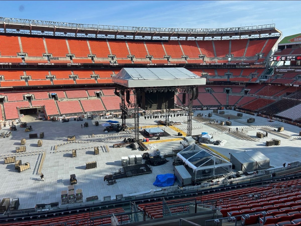 TuckahoeTurf's tweet photo. Our Game Day Sod® installed for the Cleveland Browns. 🏈
#gamedaysod #jerseygrown #turfing #turfgrass #turfmanagement #turfinstallation #turffarms #njturf #njturffarm #clevelandohio #turffacts #turffarming #lawnturf #footballfields #realturf #clevelandbrowns #cleveland #browns https://t.co/wiiY1XHCt0