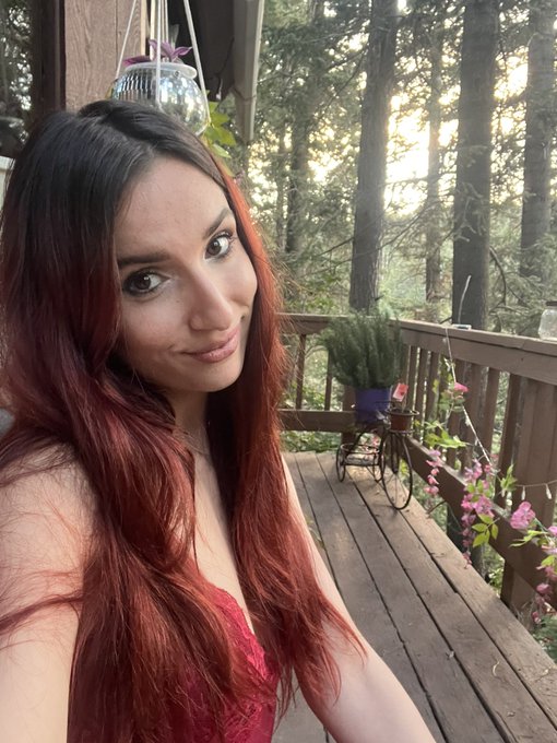 Going on @MyFreeCams right now to paint for the rest of the night 🎨 come join me and let&rsquo;s chat! ✨  ❤️https://t<a class="tags" href="/tag/myfreecams">@myfreecams</a>