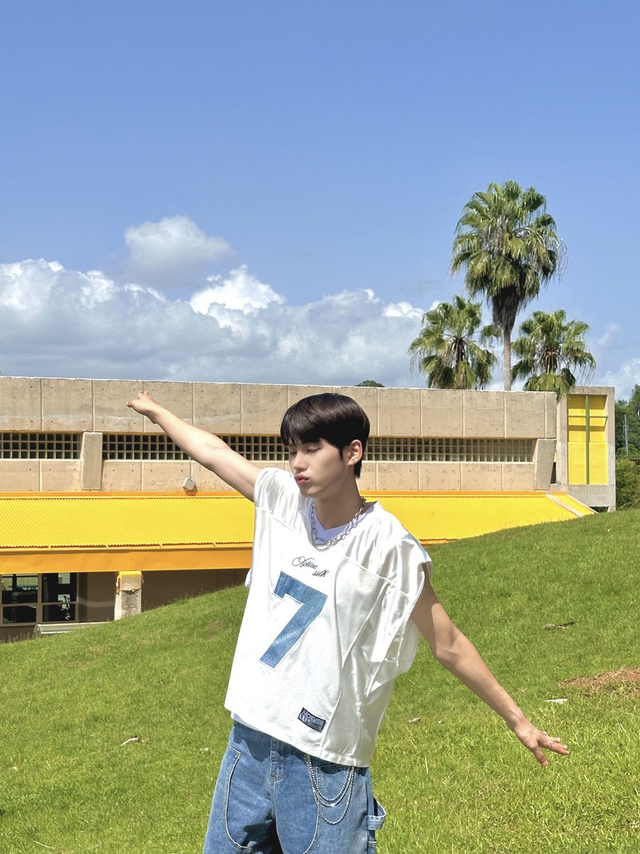 EVNNE_official's tweet photo. Sunshine🌞😎

#EVNNE #이븐 #박한빈 #PARKHANBIN https://t.co/w516dnyGOd