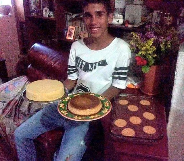 abelryding's tweet image. me dijeron que le picara una torta a Maria Corina y le hice 2 y un quesillo😘