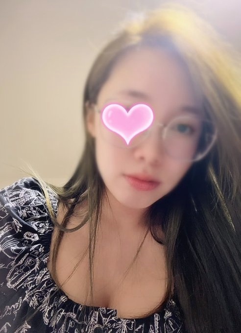 中年，是人生的分水岭，也是压力的集中点。此时，上有老下有小，双方都需要顾及。而随着年纪的增长，人到中年也面临着职场压力，有的要与年轻人竞争同一个职位，有的人因为工作压力太大身体吃不消，现在想生活真的很难。