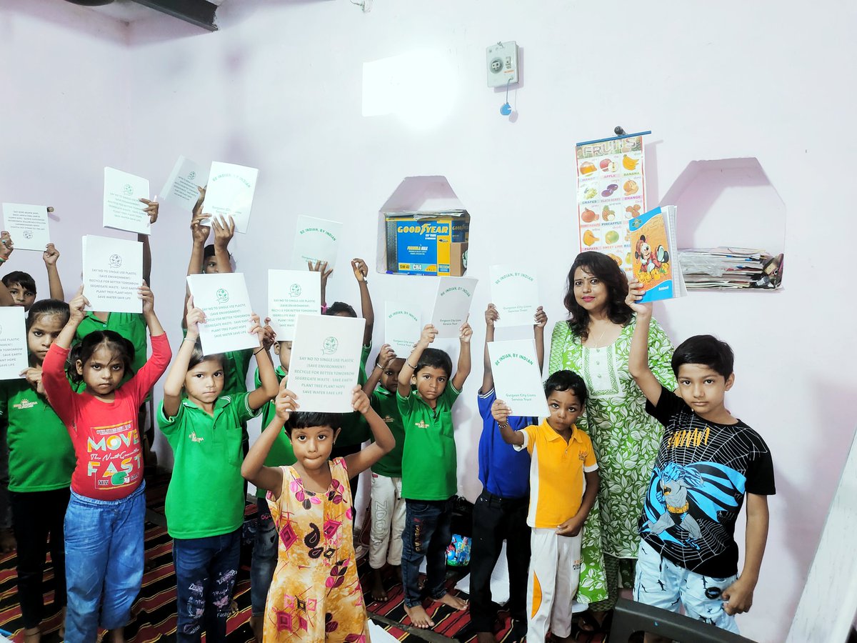 WVM1116486's tweet photo. ♻️Reduce-Reuse-Recycle♻️ "जरुरतमंद बच्चों को शिक्षा में सहयोग"
एकत्र हुई पुरानी किताबें/नोटबुक्स रिसाइक्लिंग के बदले 100 नई कॉपी का सहयोग *Naya Sawera NGO के बच्चों को #WVM टीम के द्वारा किया। @liondeepakkt @ZC_zenith @nishantyadavIAS @DC_Gurugram @DC_Gurugram @wecares4india https://t.co/cvcbaFKyFq