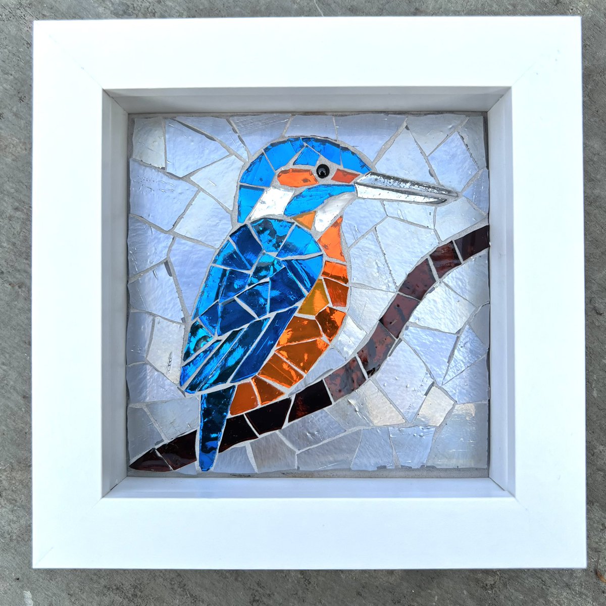 Kingfisher lovers! I’ve added this little bird to my mini framed bird collection in my website shop. Hand cut mirrored glass mosaic on a wooden base. linktr.ee/beckypaton