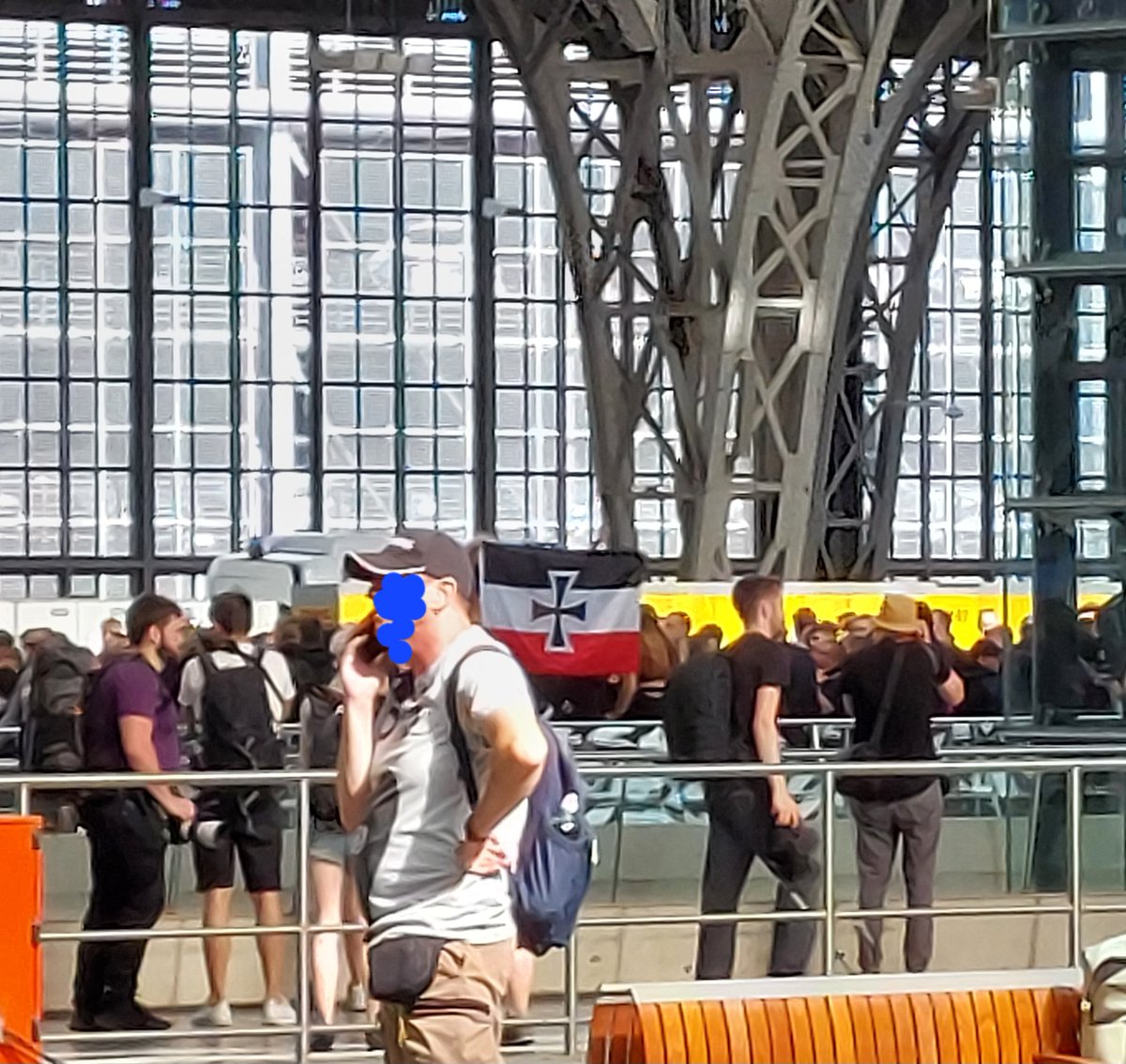 EviSmokes's tweet photo. Ca. 250 #FCKNZS im Hauptbahnhof gekesselt 💪❤️

Vor dem Bahnhof ca. 2000 stabile #Antifascisti auf den 3 Gegendemos 🥰🌈

#Leipzig stabil wie immer 🔥

#CSDLeipzig 
#le1708 https://t.co/p21Rv8n6C4