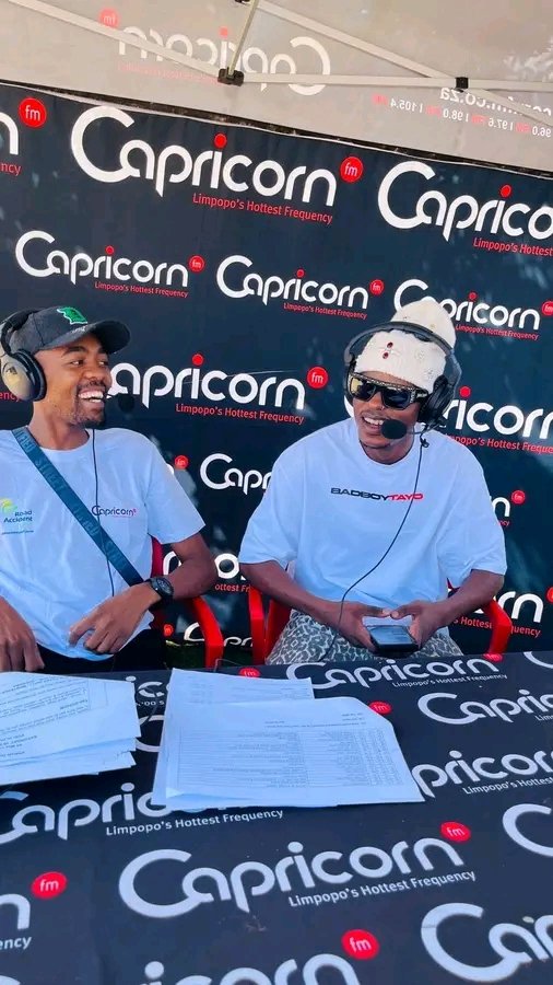 Happy Saturday  😀 It's time for the #UrbanHot40 📻 10am-2pm Tune in 
👉 capricornfm.co.za 📺 DSTV chn 884 <a href="/vus/">vus</a>

#makeup #Makhadzi #SaturdayMood  #onezwa