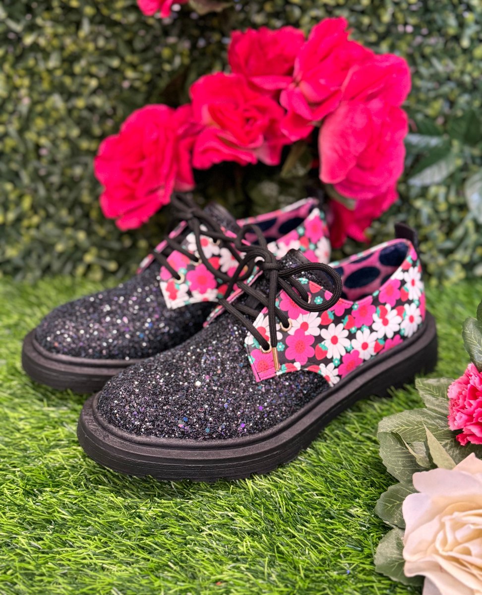 IrregularChoice's tweet photo. Add some sparkle to your step with the 'Toasty Loaf' flats π Our groovy flower print combined with scintillating black glitter will have you dazzling all-day β¨
Now restocked across various sizes! ππΈ
https://t.co/yvA0ZA6crs
#irregularchoice #shoeaddict #statementshoe https://t.co/4L8esP9syV
