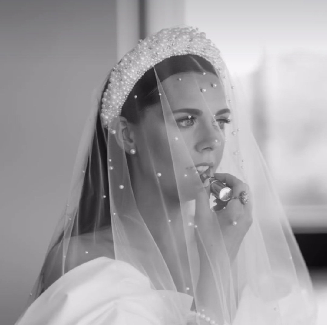 CIFDtweets's tweet photo. Pearls from #aurabridalwear #Irishfashion #milliner #irishmilliner #bride #bridal #veil #longveil #pearlveil #bridalheadpiece #handmade #irishfashionart #aurabridal #caraghquinn #Irishdesign #CIFD https://t.co/2dveHVwljN