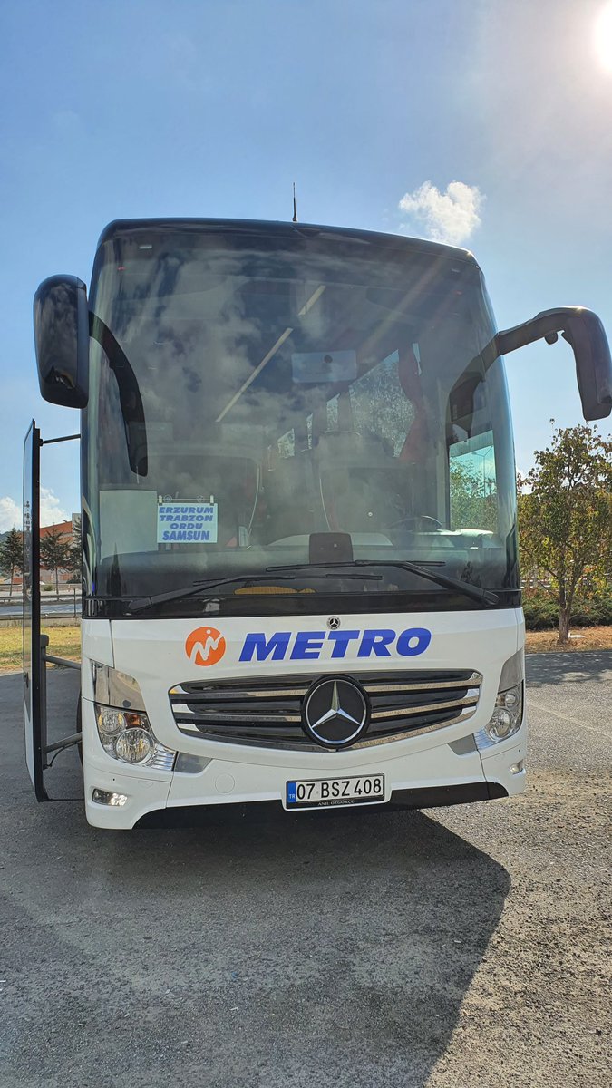 UmutKostik's tweet photo. Aşağıya fotosunu bıraktığım metro turizme ait olan otobüs, 16 Ağustos saat 22 de Bayburt'tan Samsun'a gelen yengem ve iki kızını gece 3 te Ordu otogarda unutarak yola devam etmiş. Şoför arandığında biz daha geri dönemeyiz, muavinde durmadan yolcuyu sayamaz zaten ise yeni..... https://t.co/lWHFtxADNu