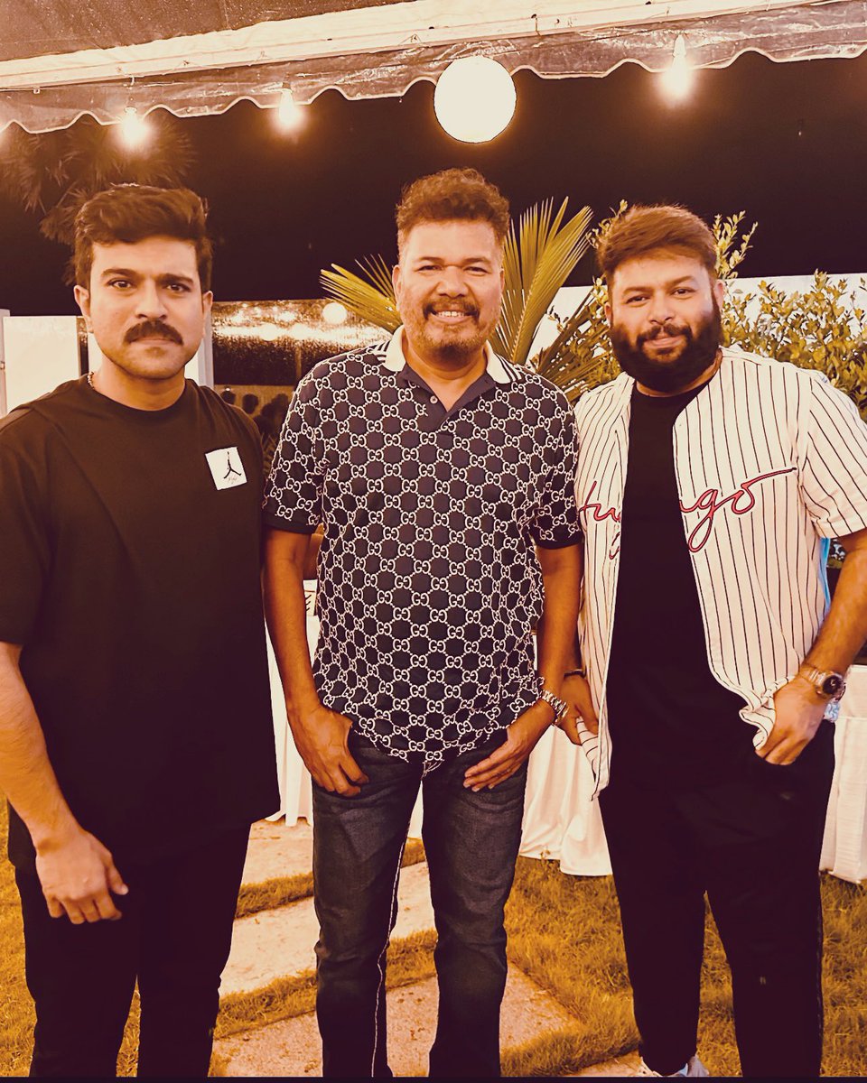 Dhoni_Varsh's tweet photo. @MusicThaman @shankarshanmugh Can't wait for this Trio to create the grandeur of #GameChanger π€β€οΈ, already tripping on #Jargandi & title glimpse @AlwaysRamCharan @MusicThaman π₯
#GameChangerAlbum π₯
@shankarshanmugh sir π
#HBDShankarShamugham π https://t.co/YiVMyvwoMF