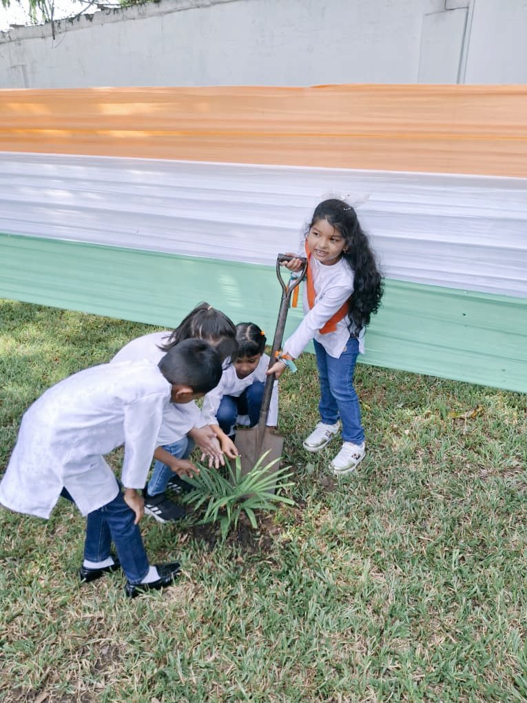 HCI_Accra's tweet photo. Green Ghana - Indian children in Ghana plant trees with joy and pride, honoring India's 78th Independence Day and supporting PM Modi's #एक_पेड़_माँ_के_नाम (#Plant4Mother) campaign for a greener future.
#greenghana #IndiaGhana #IndiainGhana #Treevolution https://t.co/tH4GM62Czm