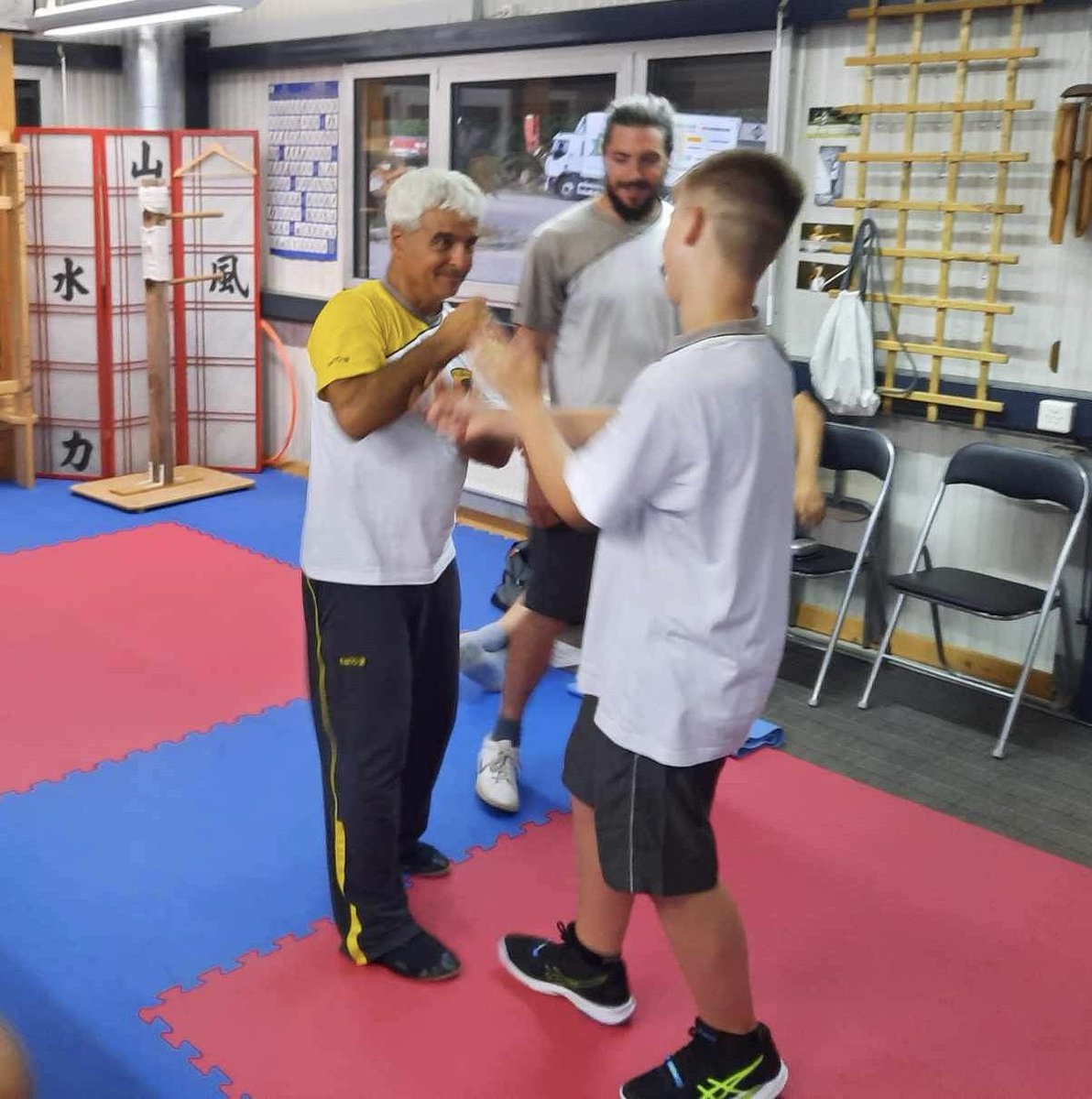 GiuseppeWT's tweet photo. Gestern in Mühleberg bei Erich und Mireille Petschen. Kurzweilige WingTsun Kleingruppe gehabt bei warmen Temperaturen 👍👍👍🙂☀️🙏
#Selbstverteidigung #ewtoschweiz #WingTsun #werdedeinbodyguard #Grossmeister #sifuschembri #ewto #Kungfu #Kampfkunst #Wahrnehmung #wachsam #Selbstvertrauen #Training #Fitness #Glücksgefühle #Kampfgeist #schlagfertig #Achtsamkeit #Konzentration #Timing #AdvanceStickYieldFollow #Fightforyourself