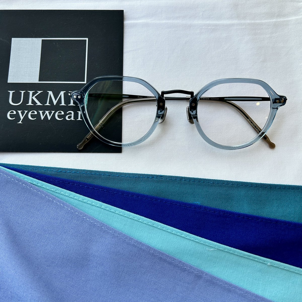h_tamashimaten's tweet photo. 【UKMK eyewear】
Anew-4
BLACK SEMI MAT/CLEAR BLUE GREY
ほのかにグレーが入ったブルーグレーは洗練された大人のイメージを感じさせます。
派手すぎず落ち着いたカラーです。
#メガネ
#フレーム
#ukmkeyewear
#ukmk https://t.co/wFk0jikqSN
