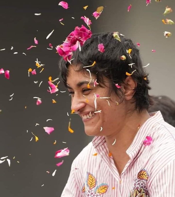 JoinSharaddixit's tweet photo. दिल जीत कर वतन लौटी विनेश फोगाट💐💐.........   देशवासियों का शुक्रिया अदा किया🙏🇮🇳 https://t.co/M4woXZhIkj