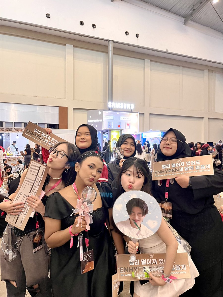 lil_gongjunim's tweet photo. WE’RE SOOOO READY TO SEE U GUYS @ENHYPEN !!!😆🫶🇮🇩

@heegyaru @uppsidedr @1115lovebot @jevinazde @jeiveus https://t.co/4GCHQQSacO