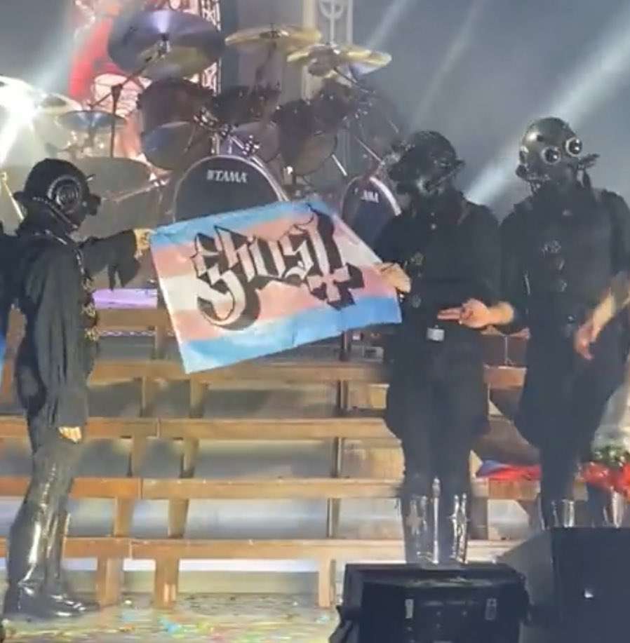 Jollysation's tweet photo. À côté je pense à "Fagget" de Korn qui parle d'homophobie... Puis le groupe Ghost (même si son appartenance au métal est très débattue) a quand même une fanbase très queer et neuroA, en plus que plusieurs membres du groupe soutiennent ouvertement la communauté lgbt https://t.co/gGgt0Wm6Uh