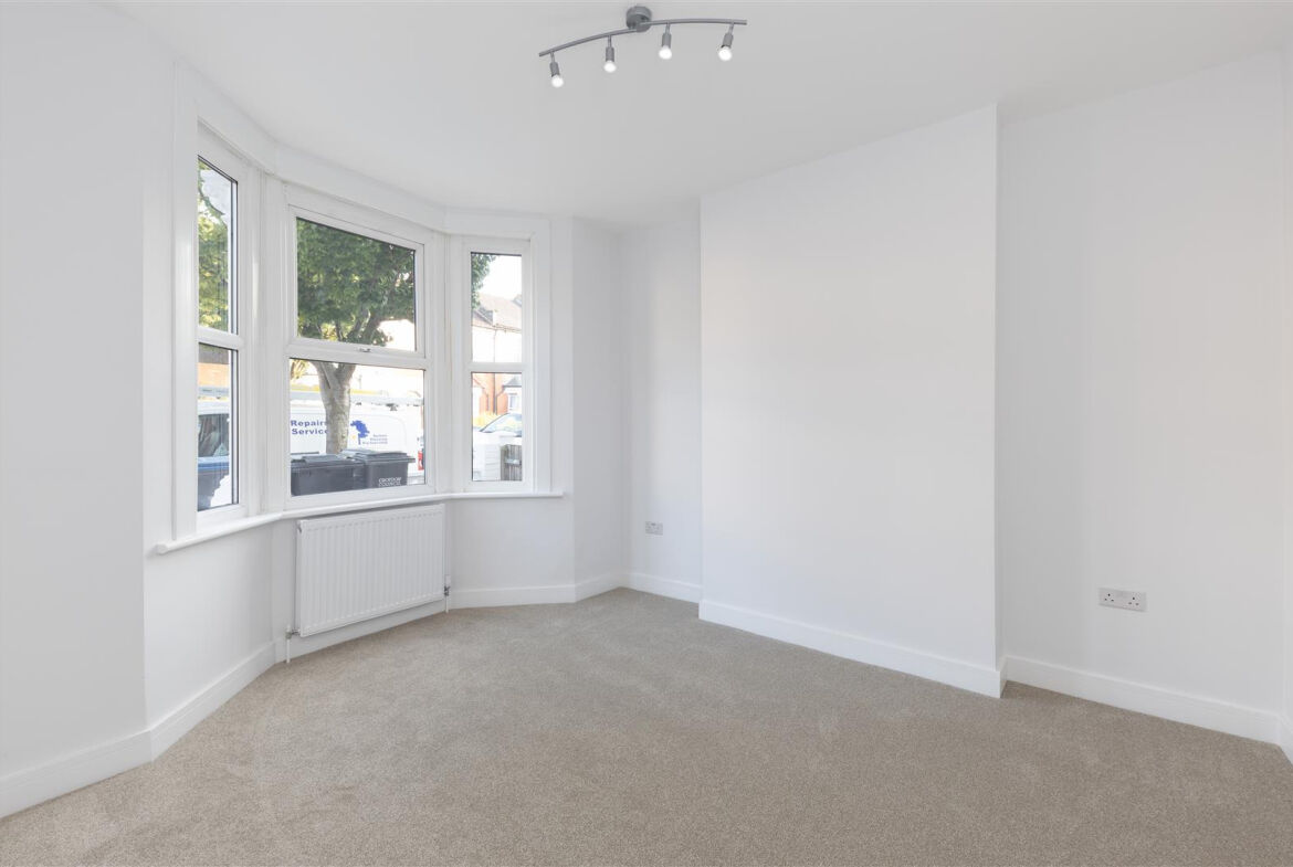 Homecastle_'s tweet photo. Nestled in the picturesque Belmont Road 📍 this delightful 3-bedroom 🛌 end terrace house 🏡 offers a perfect blend of Victorian charm and modern comfort. Situated in the highly sought-after Country Park area 🌳 

 #southnorwood #londonproperty #londonpropertyforsale #se25 https://t.co/3qnxq39oQD