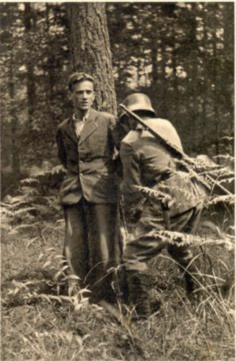ANPIRomaPosti's tweet photo. Partigiano comunista sloveno, #FrankSesek fu il primo partigiano fucilato dalle truppe d'occupazione tedesche in #Slovenia. La sua esecuzione avvenne il #22agosto 1941 vicino al villaggio di #Smlednik e fu immortalata da una foto storica scattata poco prima della fucilazione. https://t.co/3kuOYKGOE8