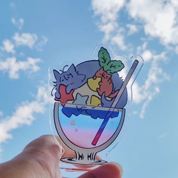 夏の猫あくだざアクスタが届いたのでみてみてする! クリームソーダのサイダー部分が透けてる感じ分かりますかね? 可愛いの作ってもらえて満足 25日の或図に持っていきます!