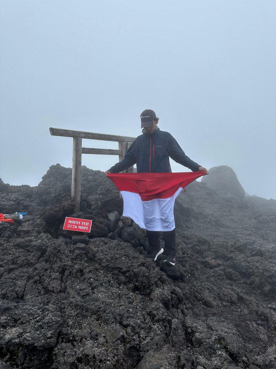 HafiedAmarullah's tweet photo. ~Hiduplah Indonesia Raya~

"bukan karena kita yang hebat atau pun kuat tapi karena Allah yang memudahkan urusan kita"

Mt FUJI 3.776 mdpl
Climbing Routes Fujinomiya Trail
JAPAN

#pendaki 
#pendakigunung 
#pendakiindonesia 
#fujiyama 
#gunungfuji 
#gunungfujijepang
#jepang https://t.co/2Q8UhvjCHT