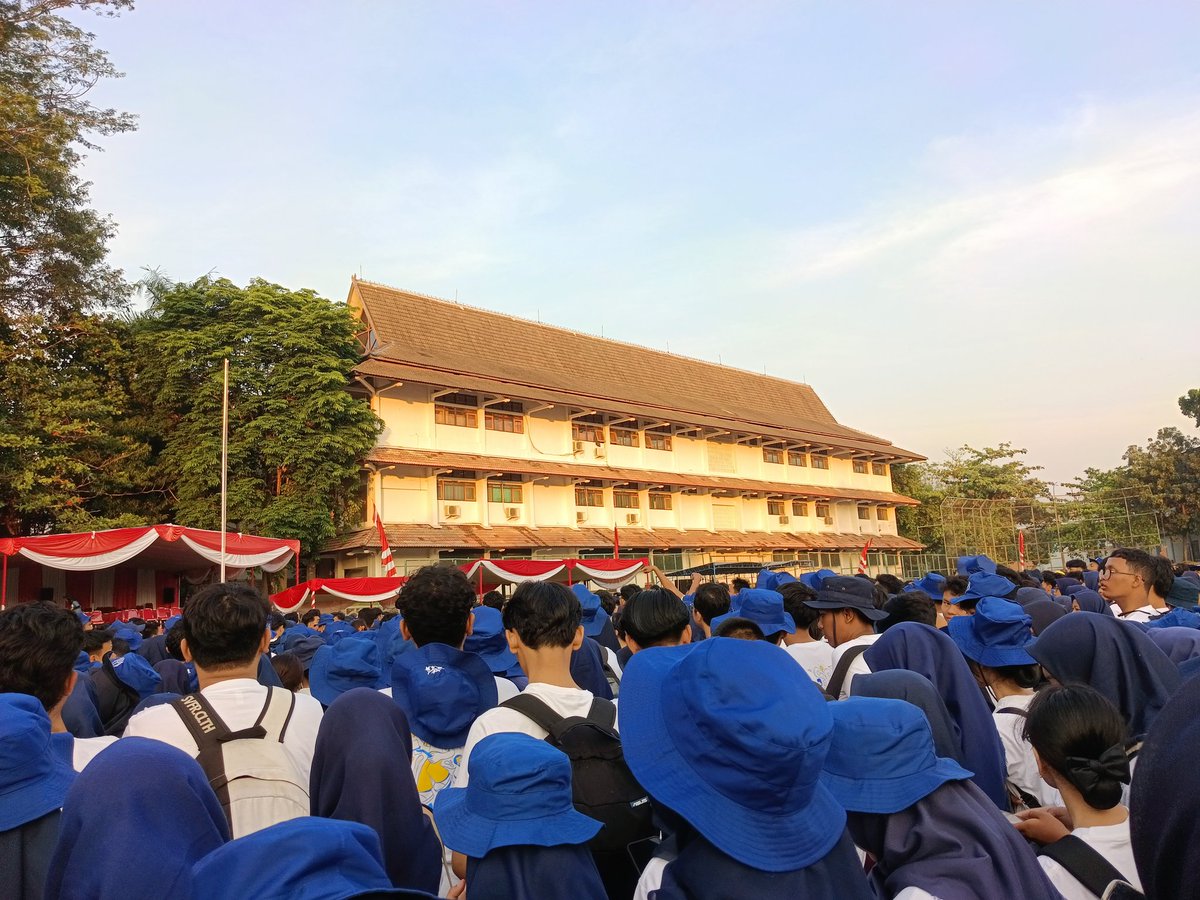 bluraest's tweet photo. Hallo Mahesa! Saya Zahra Anindya Paramesti, dari jurusan Ilmu Hukum. 

PKKMB UNNES selama 2 hari seru bangett. rundown mulai dari papermob, arak² an fakultas, upacara, dan ada guest star! moment yg ga akan pernah di lupain 💛

#JejakBarudiUNNES
#HariPertamadiUNNES #PKKMBUNNES2024 https://t.co/XEQ2xtrVoa