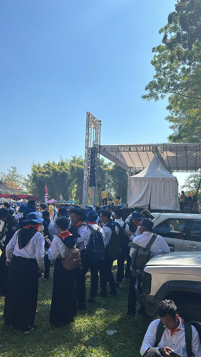 bluraest's tweet photo. Hallo Mahesa! Saya Zahra Anindya Paramesti, dari jurusan Ilmu Hukum. 

PKKMB UNNES selama 2 hari seru bangett. rundown mulai dari papermob, arak² an fakultas, upacara, dan ada guest star! moment yg ga akan pernah di lupain 💛

#JejakBarudiUNNES
#HariPertamadiUNNES #PKKMBUNNES2024 https://t.co/XEQ2xtrVoa