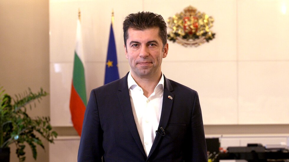 Борбата за нормален живот в нормална, европейска България вече не е ежедневна, а ежечасова. Така че, Кирил, Божо, Денков, Лена - с вас сме 💪💪💪🇧🇬🇧🇬🇧🇬
