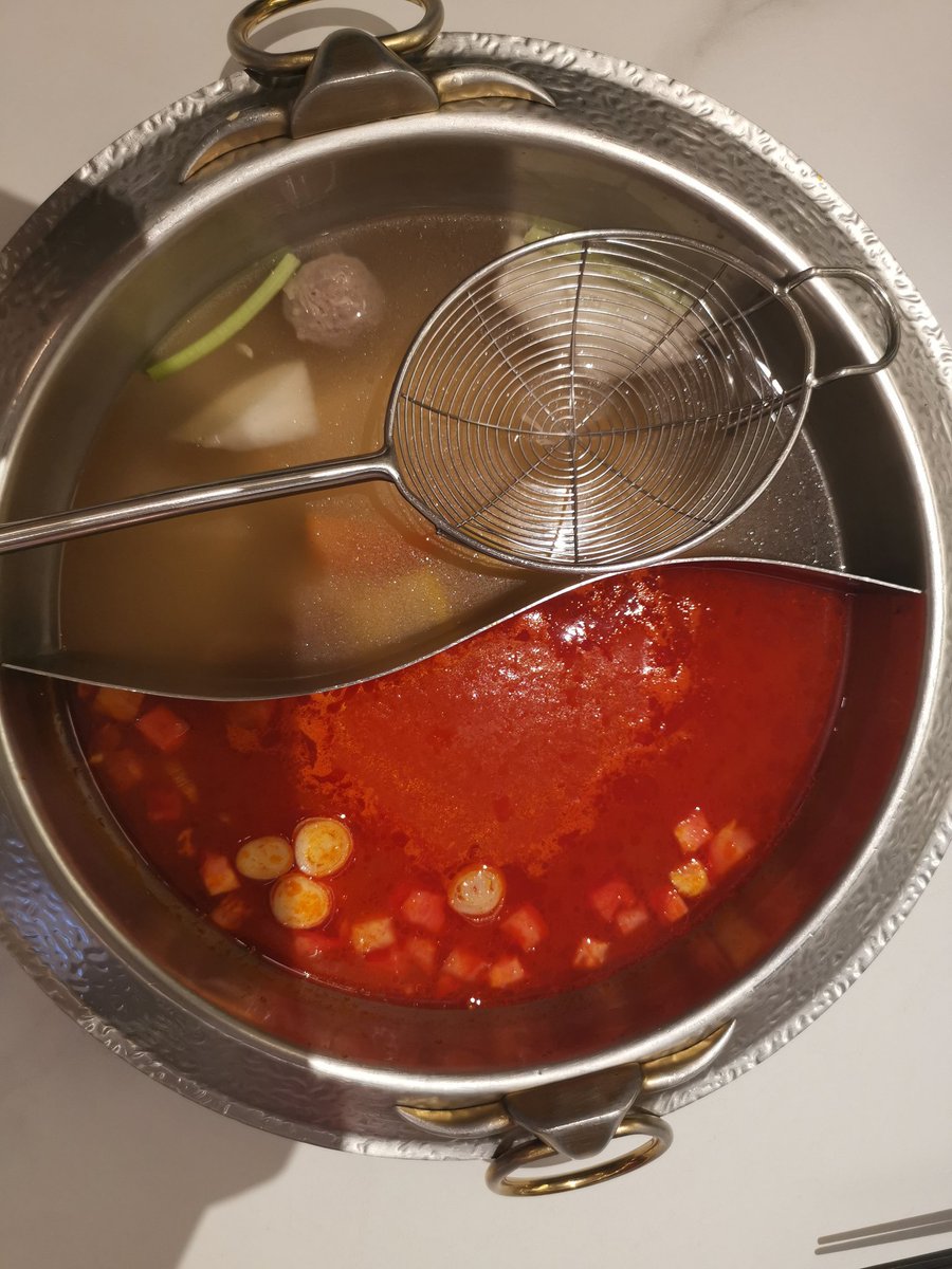honqee's tweet photo. 周日晚餐，纯鲜牛肉火锅，看着就很好，这家店，叫“左庭右院”，有些费解，不知老板为什么会取这个名字。 https://t.co/N5hgCkhTJT