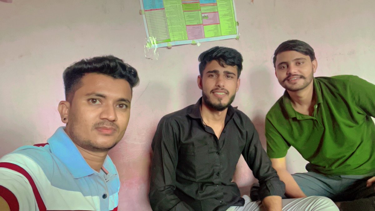 GordhanInkeya's tweet photo. आस-पास इंजीनियर एक तरफ़ माटसा बीच में बेठा बेरोजगार 😅 
🥲
#भाई
#LaCasaDeLosFamososMx https://t.co/tPmBGpHxOL