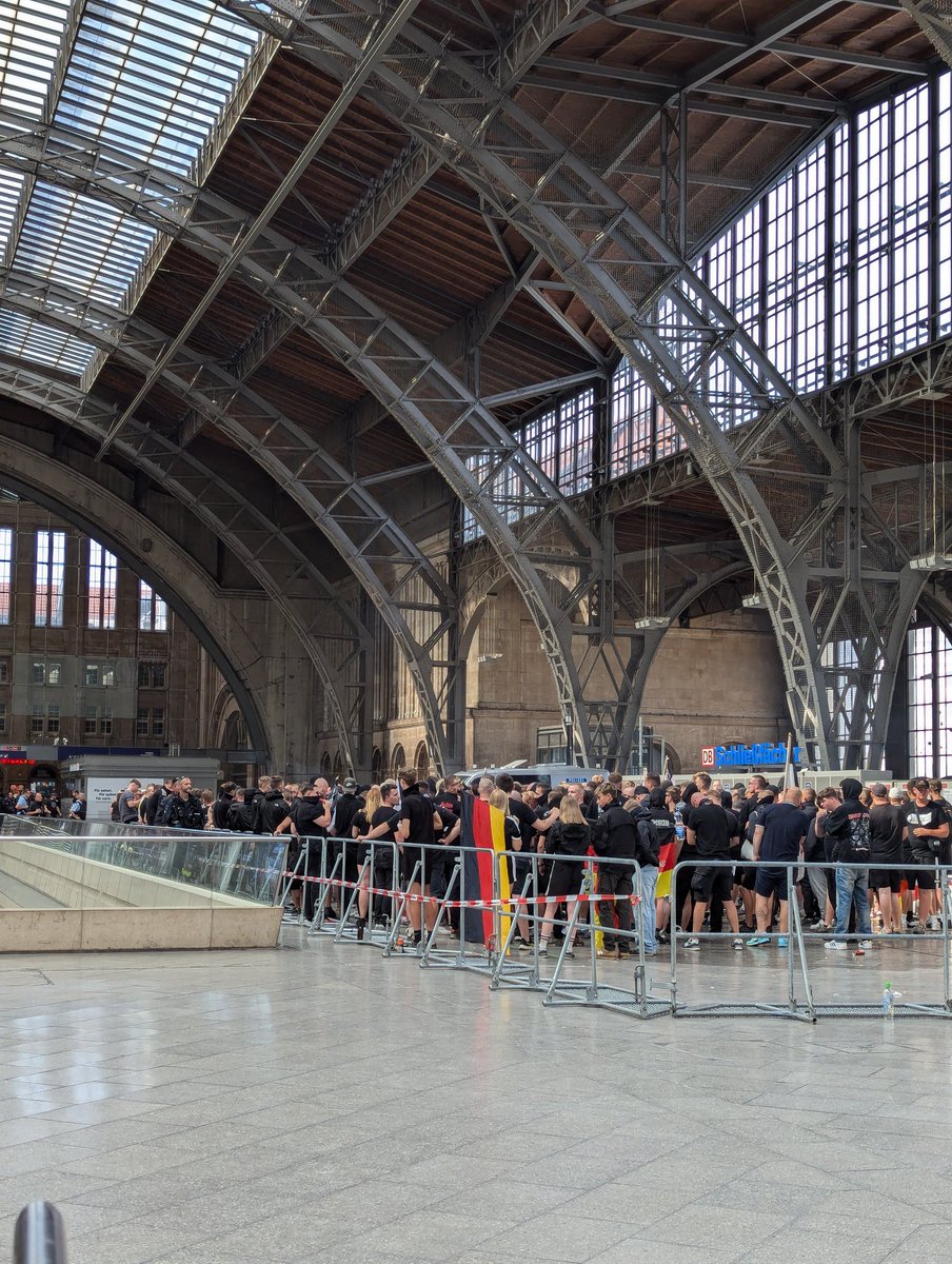 Hitlergrüße und dumpfes Gegröhle von laut Bundespolizei 350 Faschos, die am Gleis 1 festgesetzt sind. #le1708