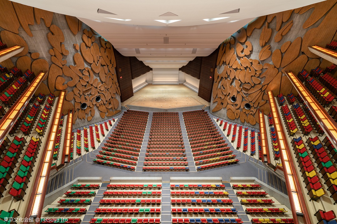 東京文化会館の建築】 皆さんは、当館大ホールの5階席から舞台を鑑賞