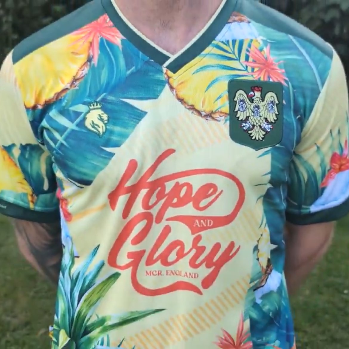 EmiratesFACup's tweet photo. If you like Piña Coladas 🍹

@NorthwichVicsFC have released a new Piña Colada themed third shirt that they'll wear in today's #EmiratesFACup preliminary round tie ☀️

Rupert Holmes, who wrote the 'Escape (The Piña Colada Song)', was from Northwich and the shirt release aligns with their annual Piña Colada festival 😅